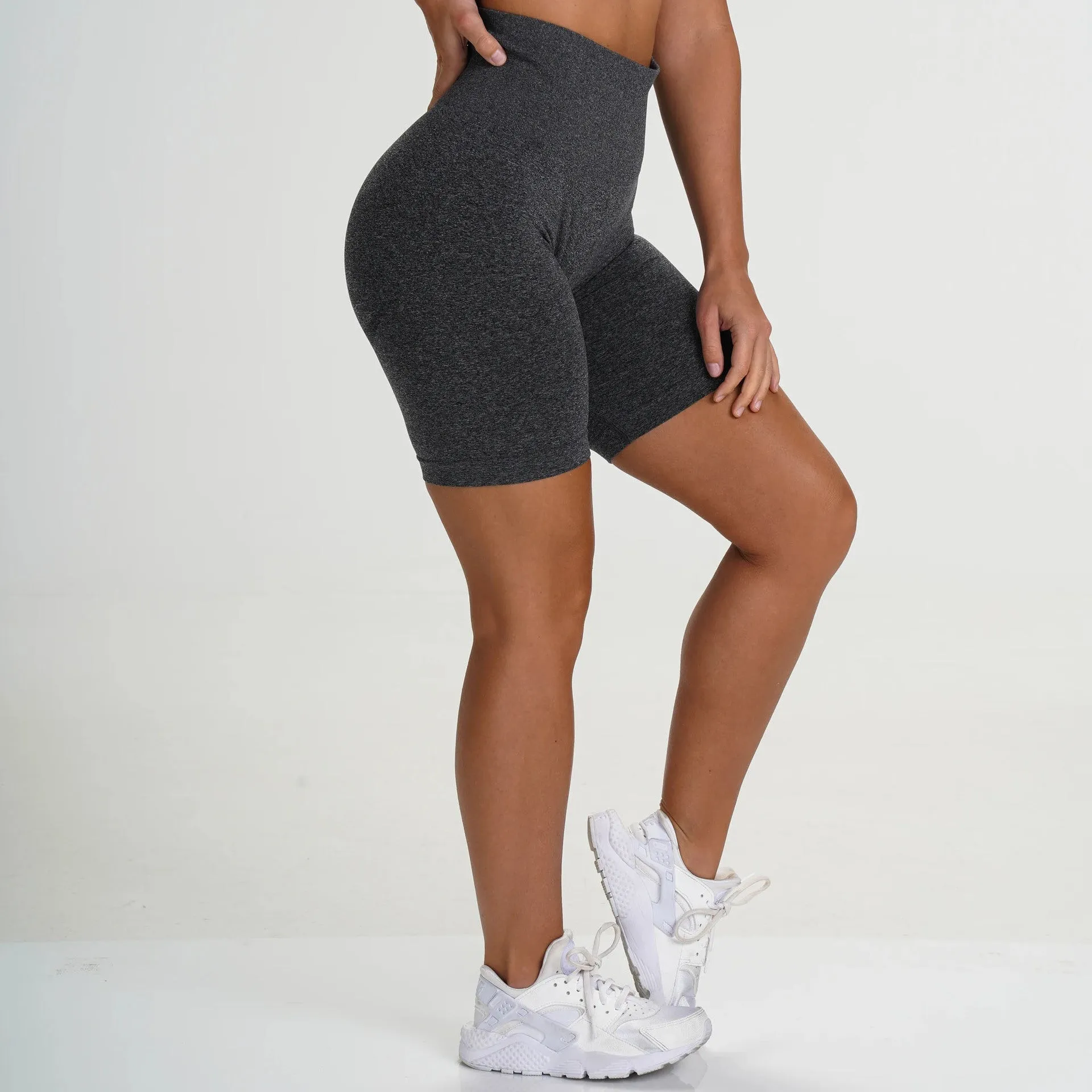 Hzori 2023 Trendy Fashion Trending Sports Fitness Yoga Pants Crescent Seamless Five-Point Tight Shorts for Women