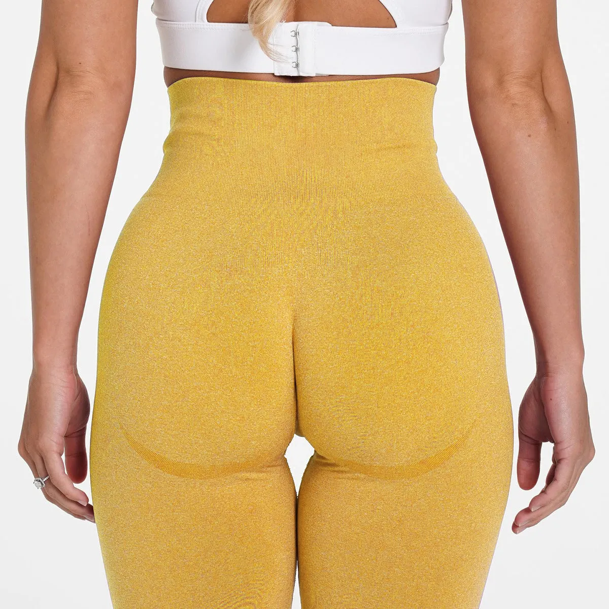 Hzori 2023 Trendy Fashion Trending Sports Fitness Yoga Pants Crescent Seamless Five-Point Tight Shorts for Women