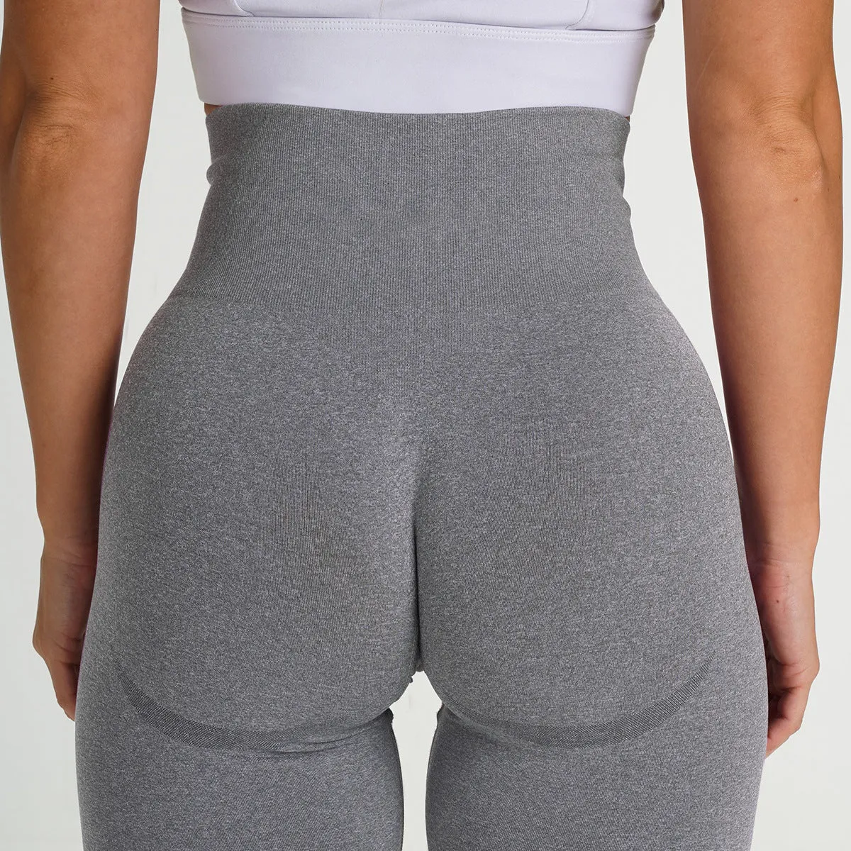 Hzori 2023 Trendy Fashion Trending Sports Fitness Yoga Pants Crescent Seamless Five-Point Tight Shorts for Women