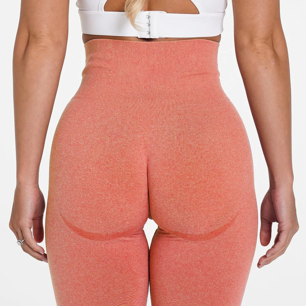 Hzori 2023 Trendy Fashion Trending Sports Fitness Yoga Pants Crescent Seamless Five-Point Tight Shorts for Women